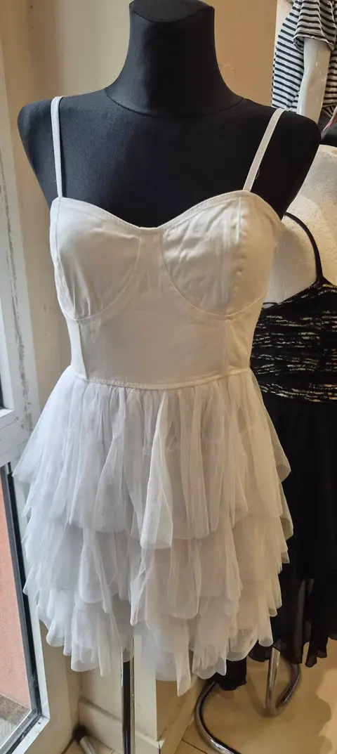 Ein weißes Kleid mit Corsagenoberteil und gestuftem Tüllrock