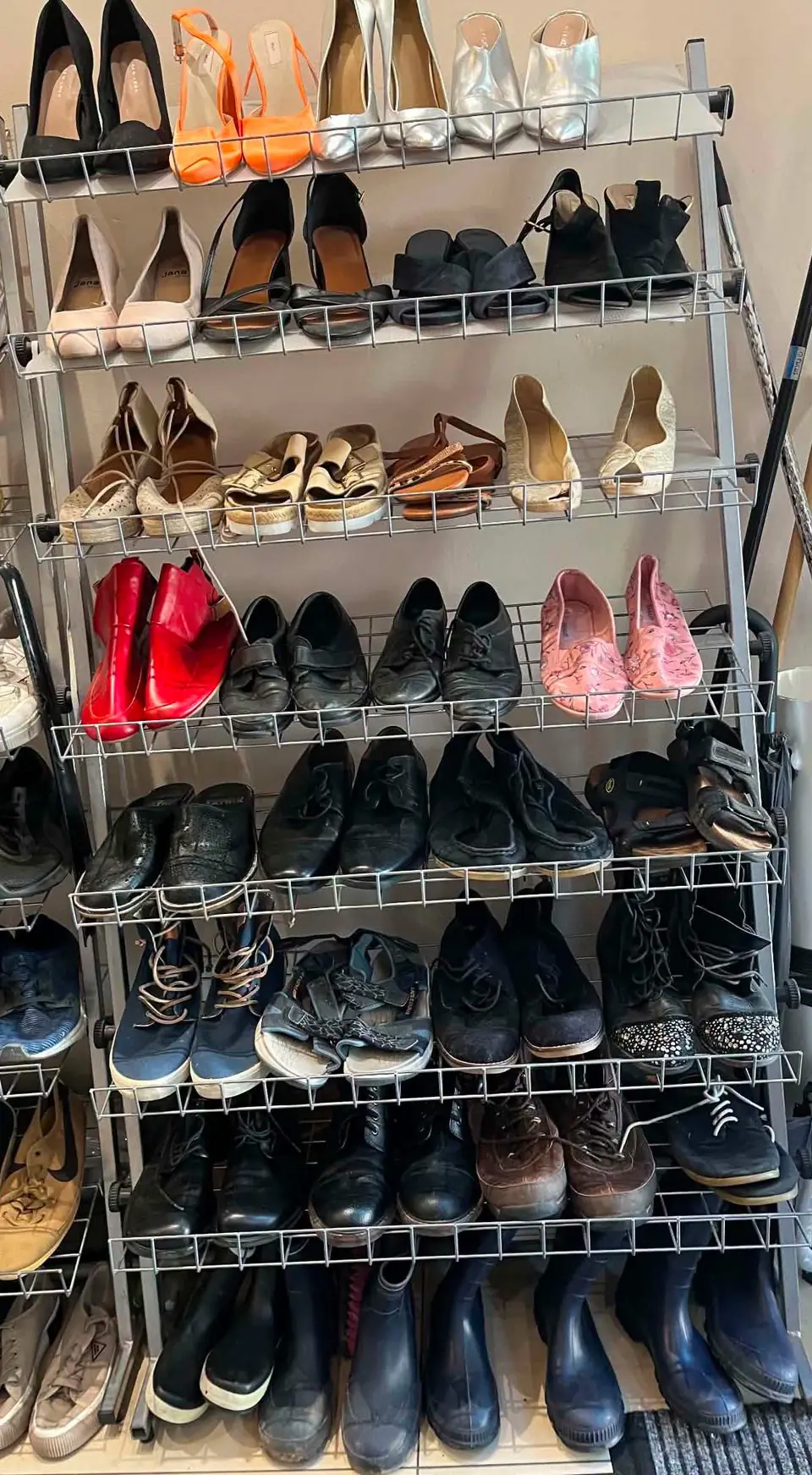 Ein Schuhregal — gut ein Dutzend Paare Pumps, Sandalen und Turnschuhe