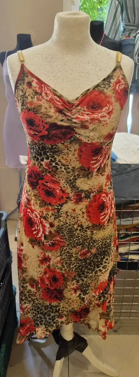 Ein figurbetontes Trägerkleid mit rotem Mohnblumenmuster
